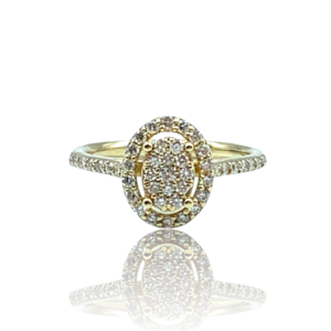 Oval ring i gult guld med diamanter