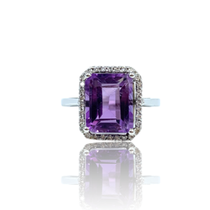 Ring med lilla ametyst og diamanter