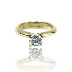 Solitairering i gult guld med diamant