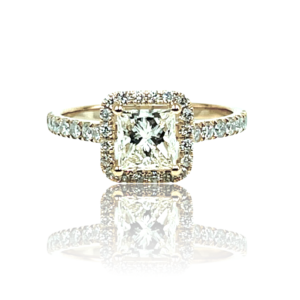 Diamantring med princess cut diamant og brillanter