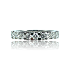 Alliancering i hvidguld med diamanter