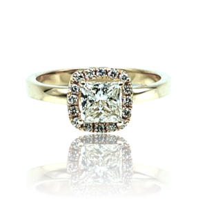 Diamantring med princess cut diamant og brillanter