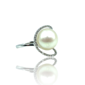 Ring i hvidguld med perle og diamanter