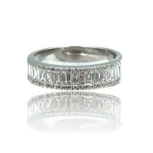 Ring i hvidguld med diamanter