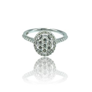 Oval ring i hvidguld med diamanter