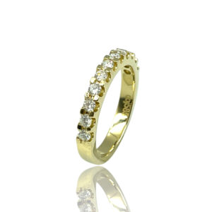 Alliancering i gult guld med diamanter