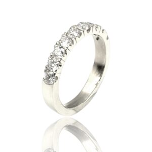 Alliancering i hvidguld med diamanter