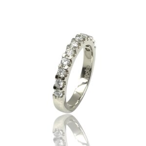 Alliancering i hvidguld med diamanter