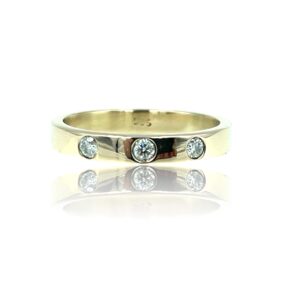 Ring i gult guld med diamanter