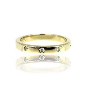 Ring i gult guld med diamanter