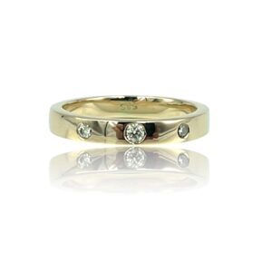 Ring i gult guld med diamanter